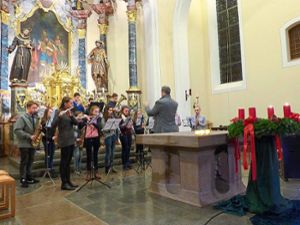 Jungmusiker aus Wittelbach und Dörlinbach erzeugten unter der Leitung von Thorsten Pabst eine adventliche Atmosphäre in der Pfarrkirche. Foto: Vögele