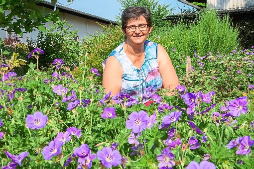 Für uns ist der Garten ein Paradies: Annerose Deusch hegt zusammen mit ihrem Mann Gerd auf einer Fläche von 500 Quadratmetern Blumen und anderer Pflanzen wie Kleinsträucher, Stauden und Bäume.  Foto: Breuer