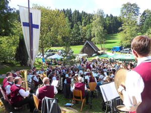 Vor malerischer Kulisse spielte die Stadtkapelle Hornberg unter Leitung von Walter Böcherer auf dem Schembachfest. Foto: Dorn