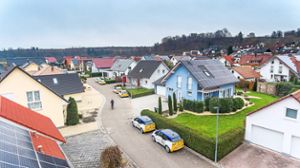 Ganz viele E-Autos: Acht Haushalte in der Ringsheimer Kaiserbergstraße testen derzeit aus, welche Auswirkungen die zunehmende Elektro-Mobilität auf das  örtliche  Stromnetz haben wird. Foto: Netze-BW / Gemeinde