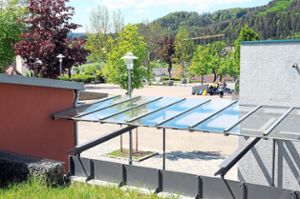 Dieses Glasdach im Schulhof soll künftig nicht mehr betreten werden können.  Foto: Baublies Foto: Lahrer Zeitung