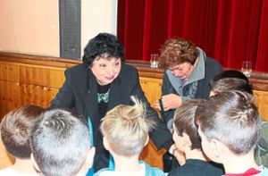 Inge Auerbacher bei einem Besuch der Grundschule Kenzingen im Jahr 2015 Foto: Lahrer Zeitung/Özkan (Archiv)
