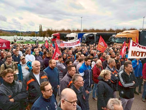 Rund 900 Beschäftigte beteiligten  sich laut IG Metall  am Mittwoch  vor dem Werkstor der PWO AG in Oberkirch an der Protest-Kundgebung. Sie fordern, dass der Vorstand den angekündigten Austritt aus den Flächentarifvertrag zurücknimmt.  Foto: IG Metall Foto: Lahrer Zeitung