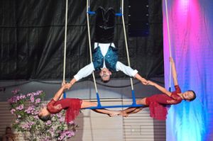 Die Nachwuchsakrobaten des Circus Paletti beeindruckten mit einer atemberaubenden Trapez-Nummer. Foto: Bühler Foto: Lahrer Zeitung