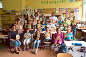 Die Seelbacher Schüler freuen sich auf das Sommerferienprogramm, das Bürgermeister Thomas Schäfer (Mitte, sitzend) bei seinem Besuch  druckfrisch mitgebracht hatte. Foto: Gemeinde