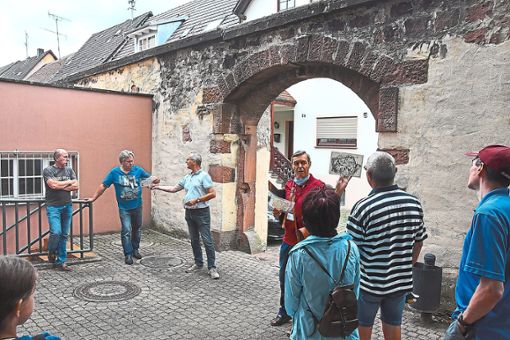 Am ehemaligen  Gefängnis erklärte Stadtführer Axel Baumann, wie sich Ettenheim im Laufe der Jahrhunderte verändert hat und warum die Stadt eine mittelalterliche Struktur, aber barocke Fassaden besitzt. Foto: Göpfert