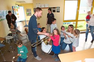 Das Spielen eines Blasinstruments ist gar nicht so leicht: Mit aufgepusteten Wangen strengten sich die Kinder an, den Instrumenten Töne zu entlocken.  Foto: Rest