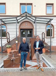 Peter Winkels (links) wird ab April das Bauamt in Neuried leiten. Bürgermeister Tobias Uhrich freut es, einen Nachfolger für Klaus Person gefunden zu haben. Foto: Gemeinde
