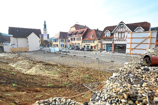 Noch klafft eine Baulücke mitten im Seelbacher Ortskern: Baubeginn soll im Frühjahr 2018 sein.  Foto: Baublies