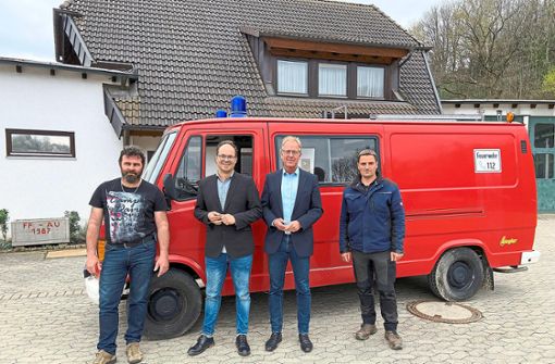 Bei der Übergabe des Transportwagens (von links): Alexander Krämer, die Bürgermeister Martin Aßmuth und Jörg Kindel (Au) und Martin Kury Foto: Gemeinde Hofstetten