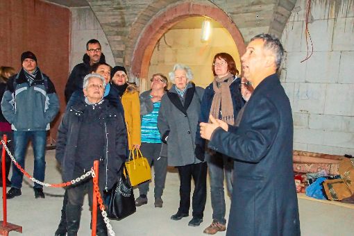 Hassan Babur (rechts), Vorsitzender des türkisch-islamischen Kulturvereins, führte die Besucher durch den Rohbau der Moschee in der Vogesenstraße.  Foto: Breuer