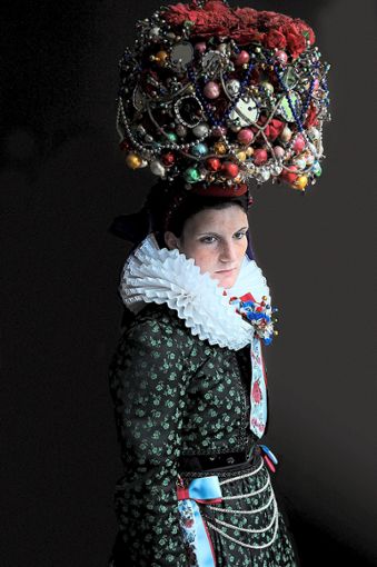 Ein Mädchen mit Brautkrone aus St. Georgen  Foto: Klinke