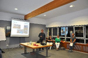 Alexander Kern (vorn links), Christl Weber, Susan Deschler und Björn Krugielka stellten den Dorfladen-Verein am Montagabend vor.   Foto: Kleinberger