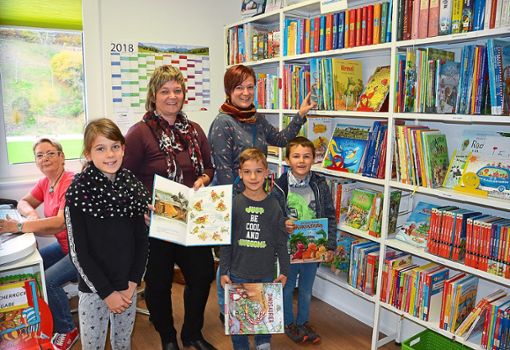 Daniela Binder (Zweite von links) vom Bücherei-Team mit Besuchern in der Kinderabteilung. Foto: Bühler Foto: Lahrer Zeitung
