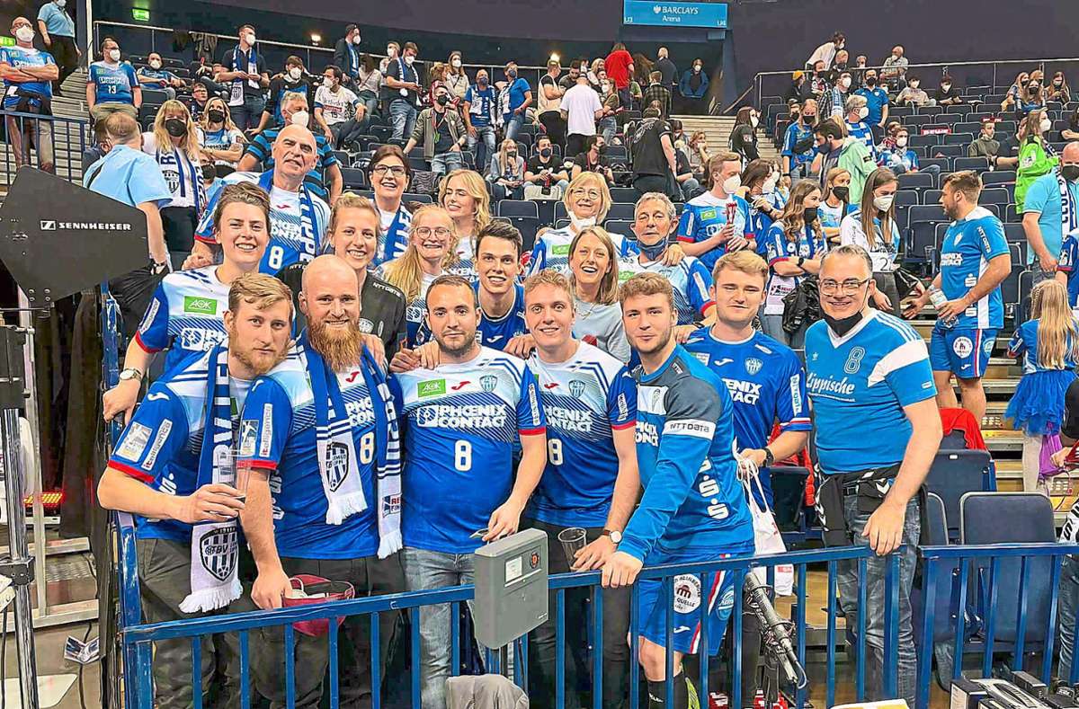 Der Friesenheimer Frederik Simak (Mitte) in Diensten des TBV Lemgo traf sich nach dem Spiel mit seinen Fans aus der Heimat.