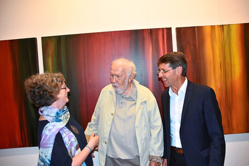 Drei, die sich gut verstehen (von links): Laudatorin Julia Dold, Künstler Kurt Bildstein und Bürgermeister Bruno Metz Fotos: Göpfert