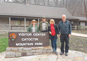 Eine Rangerin (von links) und Superintendent Rick Slade führten Simone Stübner und  Thomas Waldenspuhl durch den Catoctin Mountain Park.  Foto: Herman