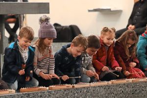 Auf Glockenspielen intonierten die Kinder  die Melodie von Morgen kommt der Weihnachtsmann. Foto: Haberer Foto: Lahrer Zeitung