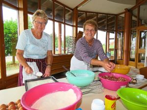 Sieben Stunden lang haben Sieglinde Bischoff (links) und Erika Fimm Zwiebelkuchen gebacken.  Foto: Bohnert-Seidel
