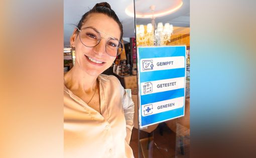 Emanuela Marraffa von der Cappuccino-Bar am Marktplatz hält an  der 3G-Regelung fest, bei ihr haben weiterhin auch Getestete Zutritt.   Foto: Schabel