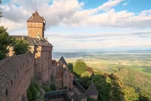 Zwar handelt es sich bei der Hohkönigsburg in ihrer heutigen Form nicht um eine originär mittelalterliche Burg – der weite Blick in die Rheinebene ist jedoch garantiert echt. Foto: Jonathan Sarago