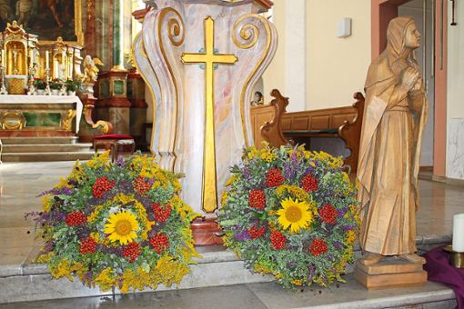 Zwei besonders schöne Kräutersträuße wurden anlässlich des Festtags Mariä Himmelfahrt vor dem Altar der Ringsheimer Johanneskirche aufgestellt.Foto: Mutz Foto: Lahrer Zeitung