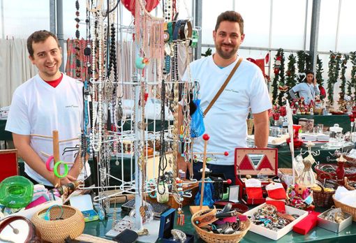 Lars Kindle (links) und Oliver Fleig verkauften beim Flohmarkt in Rust allerlei Modeschmuck. Foto: Hiller Foto: Lahrer Zeitung