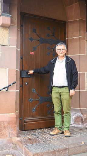 Christoph Nobs vor der Tür der Hausacher Stadtkirche  Foto: Schwarzwälder Bote