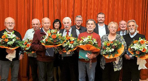 Ehrungen bei der   Baugenossenschaft:  Manfred Axtmann (Fünfter von links) ist für 60 Jahre Mitgliedschaft  ausgezeichnet worden. Foto: Baublies Foto: Lahrer Zeitung