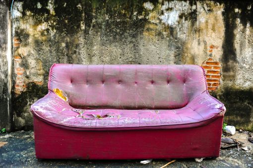 Bei Ettlingen stand plötzlich ein Sofa auf der Straße. (Symbolfoto) Foto: Somjade Srimahachota/ Shutterstock