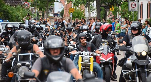 Rund 600 Rocker auf schweren Motorrädern sorgten am Samstag für großes Spektakel, hier in Meißenheim.  Foto:  Braun