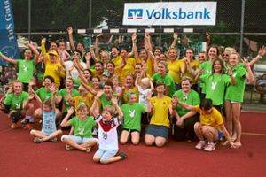 Das Damenfinale bei der Gutacher Sportwoche war mit den Teams Skihaserl (grün) und der Gelben Gießkanne super besetzt.  Foto: Heinzmann