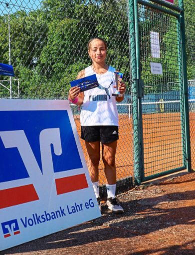 Lia Scalambrino vom TC RW Achern gewann die  U12-Konkurrenz beim TCE souverän. Foto: Furtwängler Foto: Lahrer Zeitung