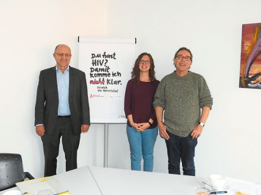 Informierten über den Welt-Aids-Tag (von links): Ullrich Böttinger, Rebecca Bruder und Jürgen Schwarz  Foto: Jäger Foto: Lahrer Zeitung