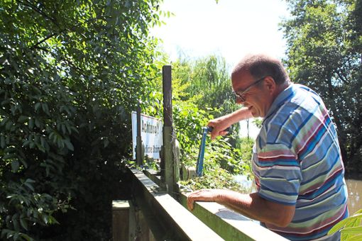 Wiesenwässerungsmeister Martin Weber an der Auslass-Schleuse an der Elz. Diese muss  optimiert werden. Foto: Mutz
