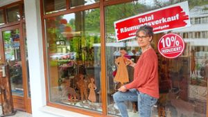 Miriam Armbruster muss ihren Laden zum Ende des Jahres aufgeben. So lange verkauft sie noch die selbst gefertigten Figuren aus Rost und andere handgemachte Dinge aus Metall. Aktuell bietet sie zehn Prozent Rabatt auf alle Artikel. Foto: Fotos: Fischer