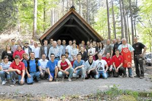 Die rund 30 beteiligten Azubis, ihre Firmenchefs und Bürgermeister Matthias Gutbrod freuten sich über den Aufbau der Hütte im Rennweg.                                                 Fotos: Schabel Foto: Lahrer Zeitung