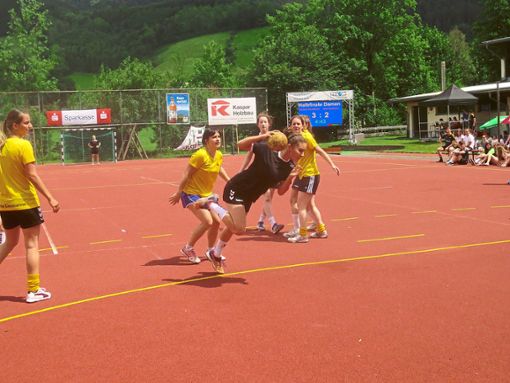Die Gelbe Gießkanne (gelbe Shirts) will den Dorfmeistertitel bei den Damen verteidigen und hat selbstverständlich wieder eine Mannschaft am Start. Foto: Heinzmann Foto: Schwarzwälder Bote