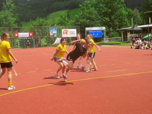 Die Gelbe Gießkanne (gelbe Shirts) will den Dorfmeistertitel bei den Damen verteidigen und hat selbstverständlich wieder eine Mannschaft am Start. Foto: Heinzmann Foto: Schwarzwälder Bote