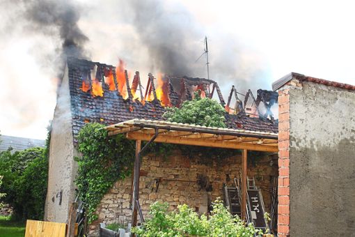 Flammen und Rauch schreckten am Dienstagmittag die Bewohner der Alten Hauptstraße in Ringsheim auf. Foto: Mutz