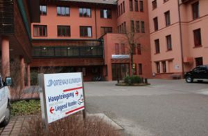 Das Klinikum Wolfach musste acht Operationen absagen, weil das Personal auf der Intensivstation einspringen muss. Foto: Beule