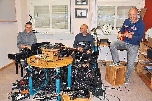 Ungezwungene Atmosphäre, gute Ergebnisse: Musikschulleiter Tobias Meinen (Mitte) sowie die Lehrer Florian Schmid (links) und Andreas Kopfmann machen  im Groove-Lab auch selbst gerne Musik.  Foto: Hüve