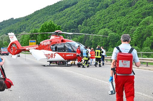 Nach der Erstversorgung im Rettungswagen transportierte ein Rettungshubschrauber den schwer verletzte Unfallverursacher in das Klinikum in Offenburg. Foto: Möller