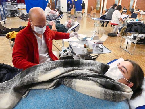 Michael Bühler vom Blutspendedienst kümmerte sich um Zweitspenderin Klara Rottler. Foto: Bohnert-Seidel Foto: Lahrer Zeitung