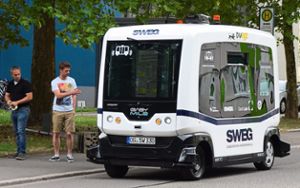 Fährt ganz von alleine: der neue Test-Bus der SWEG in der Schwarzwaldstraße. Links schauen einige Mitarbeiter zu. Foto: Braun