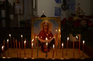 Viele Kerzen tauchen die Kirche in feierliches Licht. Fotos: Vitaliy Finonchenko/ Elena Romme Foto: Lahrer Zeitung