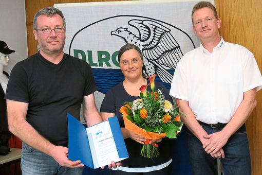 Michael Denu (links) und Thorsten Silbermann überreichten  Carmen Silbermann das Verdienstabzeichen in Silber.   Foto: cbs
