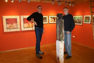 Pirmin Wilhelm (links) hat zusammen mit  Dieter Atz in seiner   Galerie am Sulzbach Werke gezeigt. Foto: Haberer Foto: Lahrer Zeitung
