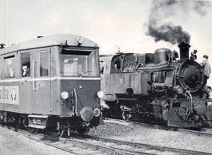 Zeitweise verkehrten auf der Strecke zwischen Lahr und Kehl sowohl der Triebwagen, genannt dr`Tram, als auch noch die alte Dampflokomotive.  Foto: privat