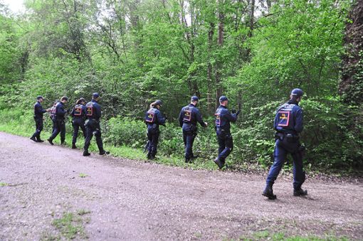 Auf Spurensuche im Ruster Wald: Im Mai vergangenen Jahres  durchkämmte die Polizei das Gebiet rund um den Leichenfundort.   Foto: Archiv: Bender